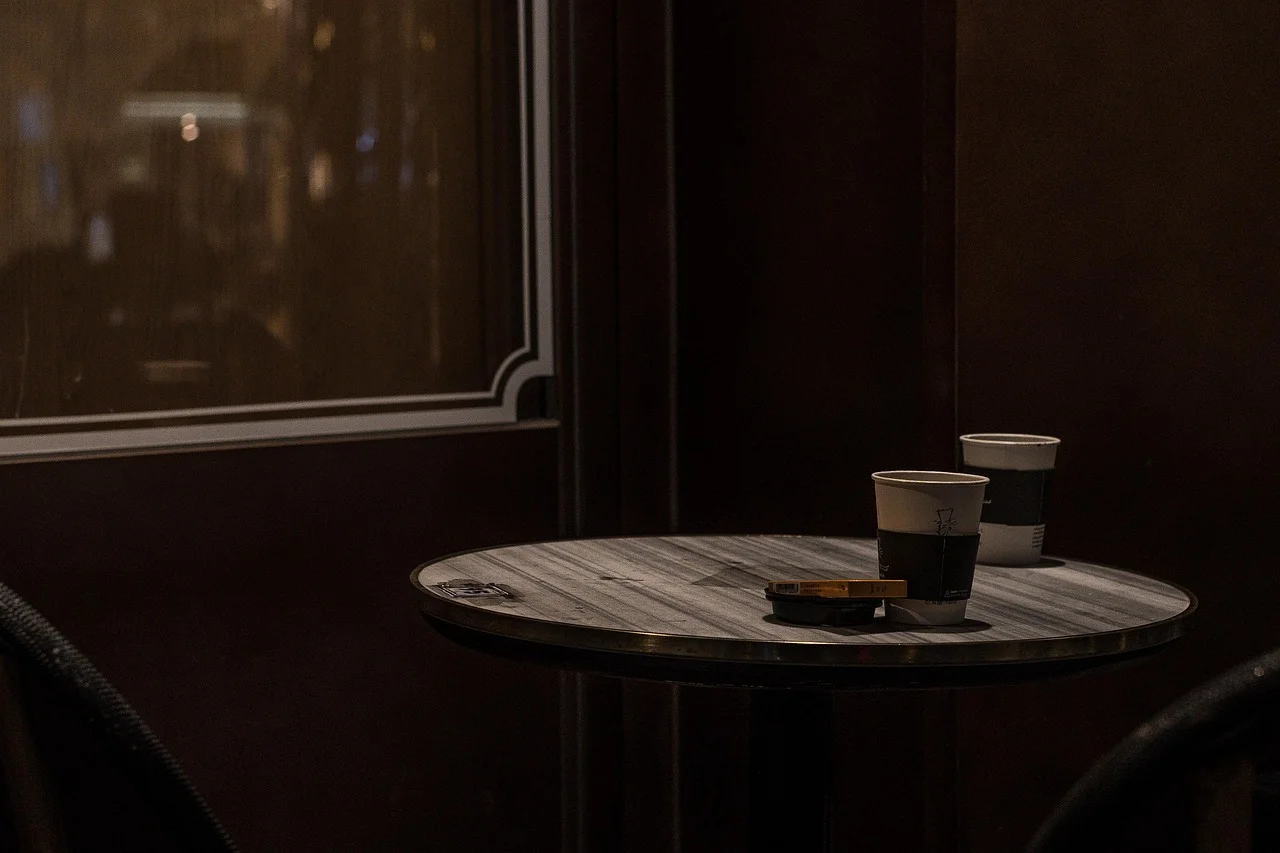 Biustonosz bardotka czarny: stylizacje z rajstopami i skarpetkami